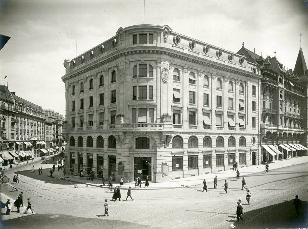 4ème magasin au 2 rue de la Confédération, dans l'immeuble de la Banque d'escompte suisse (actuelle UBS)